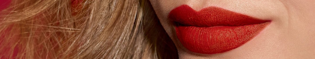 ภาพแบนเนอร์ประกอบผลิตภัณฑ์ลิปเมคอัพของเมย์เบลลีน - ภาพริมฝีปากสีแดงของผู้หญิงผมบลอนด์ระยะใกล้
