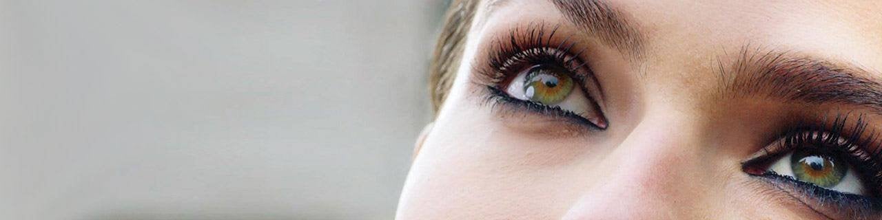 ภาพแบนเนอร์ประกอบการสอนแต่งตา - ภาพระยะใกล้ของดวงตาผู้หญิงที่ปัดมาสคาร่า