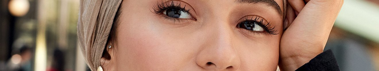 ภาพแบนเนอร์ประกอบผลิตภัณฑ์เมย์เบลลีน พาวเดอร์ - ภาพใบหน้าผู้หญิงระยะใกล้