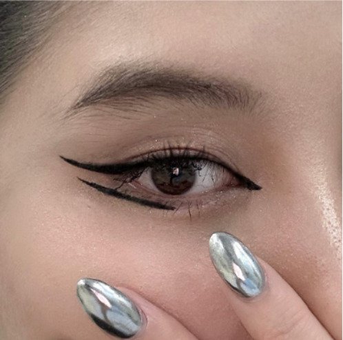 ลุค Graphic Eyeliner