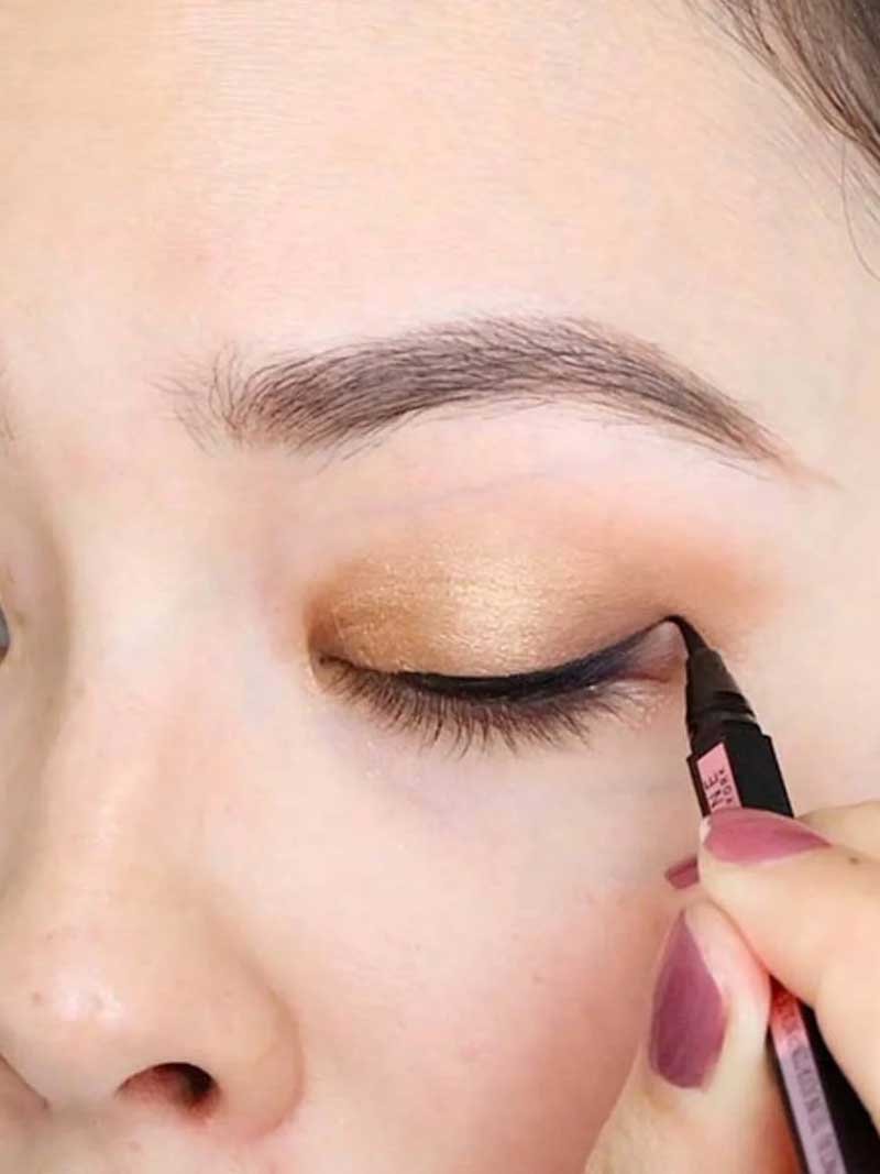 Eyeliner being applied on Eye using EyeStudio